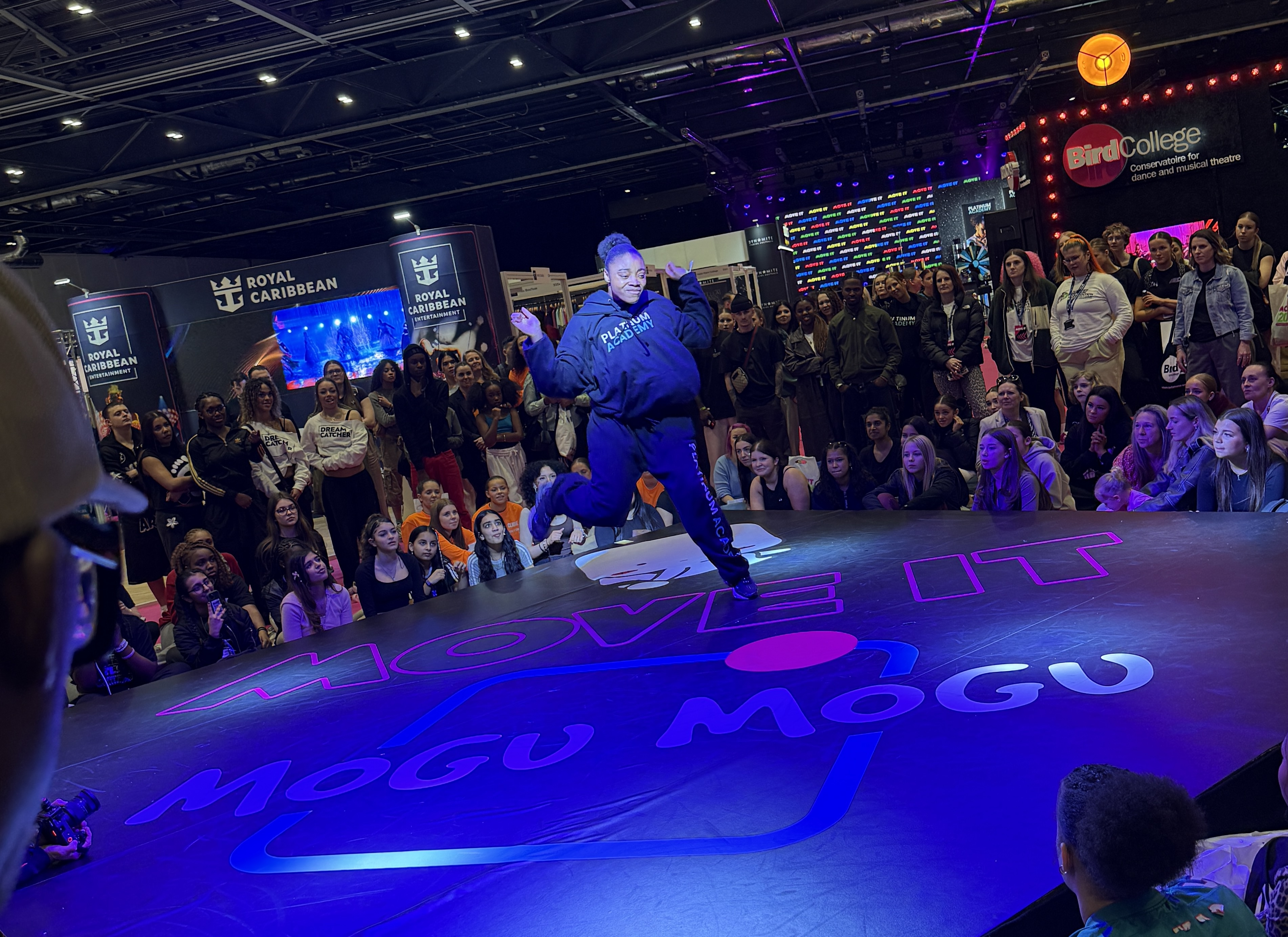 Mogu Mogu Stage Crowd